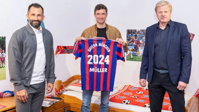 Thomas Müller posa con su camiseta tras su renovación 