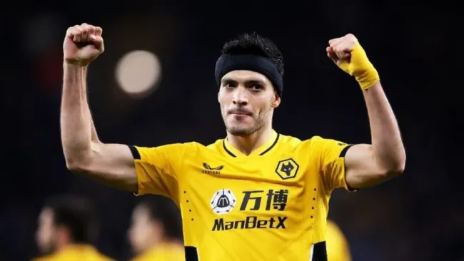 Raúl Jiménez festejando gol con Wolverhampton