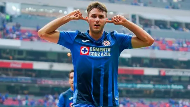 Santi Giménez celebrando su gol 