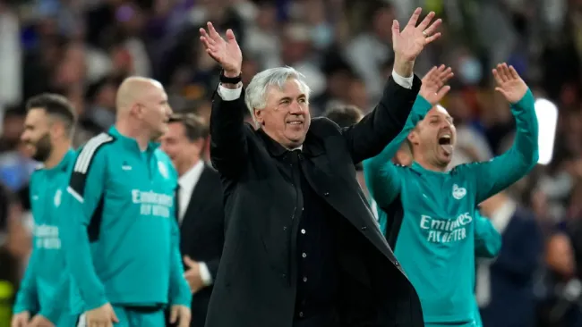 Ancelotti saluda a los aficionados