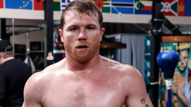 Canelo Álvarez durante entrenamiento