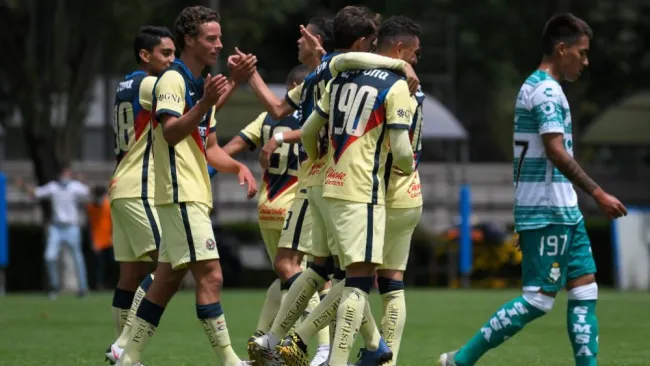 Jugadores de las inferiores del América en festejo