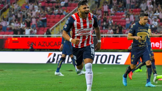 Alexis Vega con Chivas 