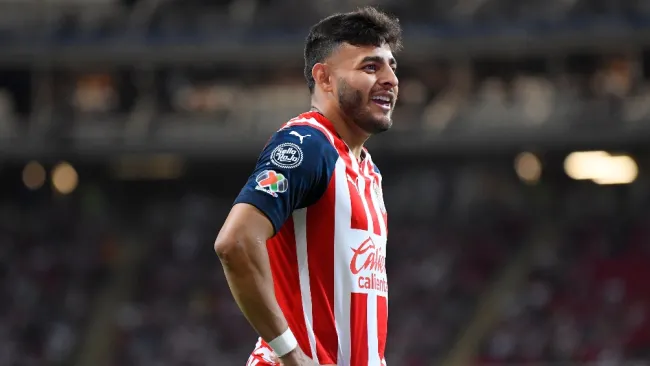 Alexis Vega en un partido de las Chivas 