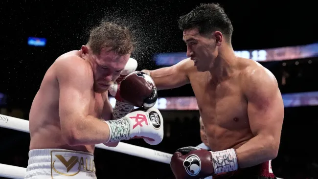 Canelo y Bivol durante la pelea