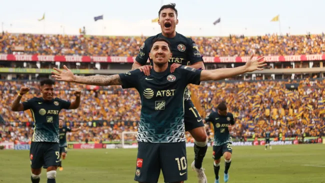 Valdés y Zendejas celebrando un gol con América