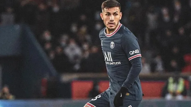 Leandro Paredes jugando partido con el PSG