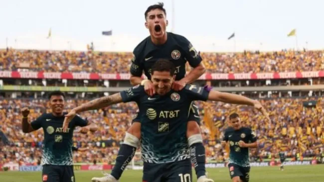 Jugadores del América festejando un gol
