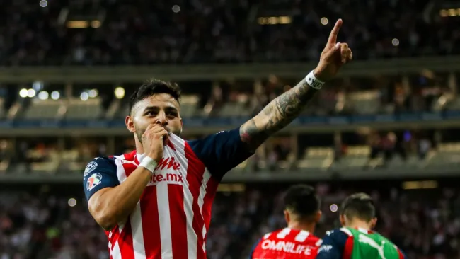Alexis Vega festejando un gol con Chivas