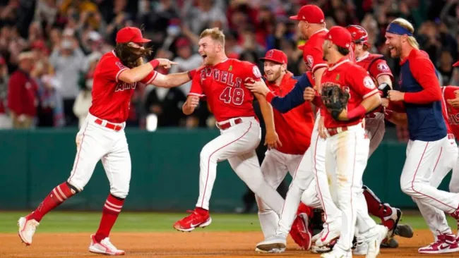 Reid Detmers festejando el segundo juego sin hit