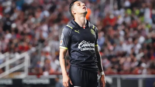 Carlos Cisneros, futbolista de las Chivas