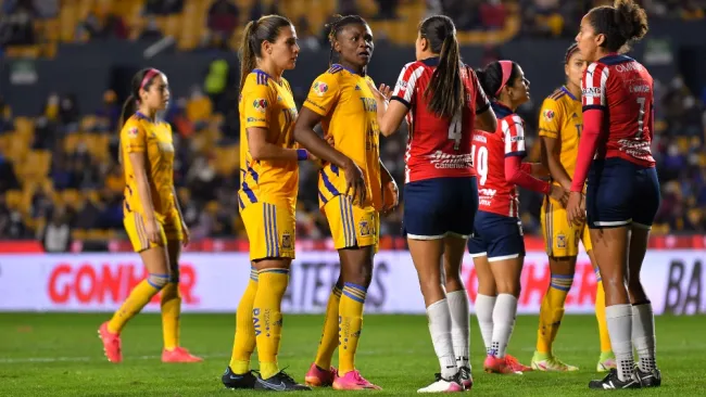 Tigres ante Chivas en El Volcán durante el Clausura 2022