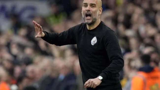 Guardiola dirigiendo al Manchester City en partido de Premier League