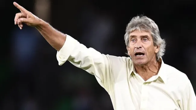 Manuel Pellegrini dirigiendo al Real Betis