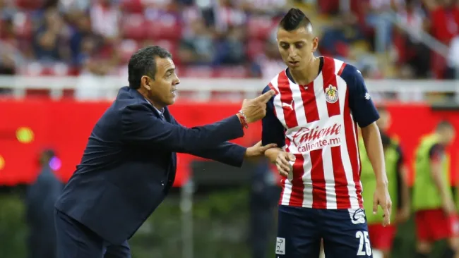 Roberto Alvarado junto a Ricardo Cadena durante partido de Chivas