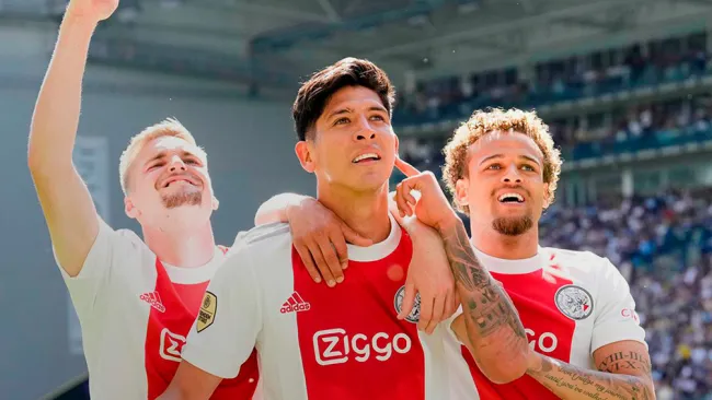 Edson Álvarez festeja una anotación