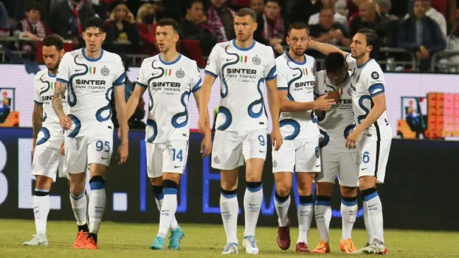 Jugadores del Inter de Milan festejando gol ante Cagliari