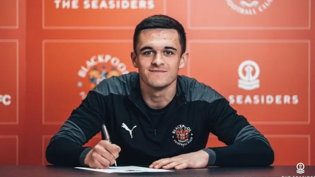 Jake Daniels, primer futbolista en 30 años en declararse abiertamente homosexual