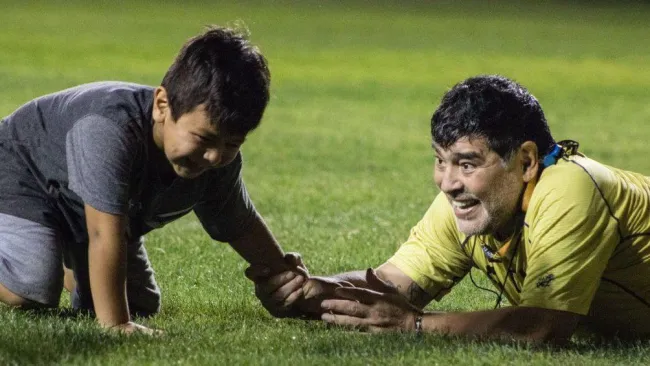 Maradona conviviendo con su hijo Diego Fernando