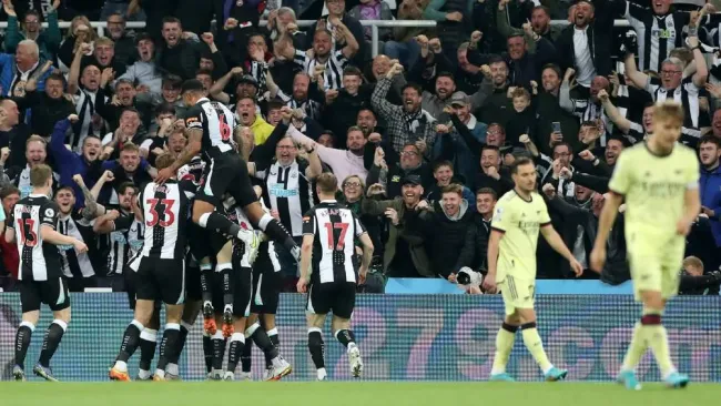 Jugadores del Newcastle festejando gol anotado al Arsenal