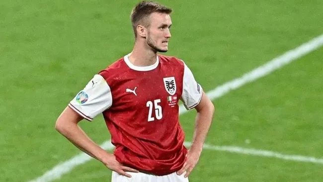 Kalajdzic jugando partido con la Selección de Austria