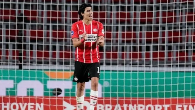 Erick Gutiérrez jugando partido con el PSV Eindhoven