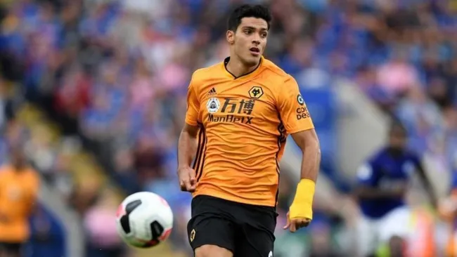 Raúl Jiménez jugando partido con los Wolves en la Premier League