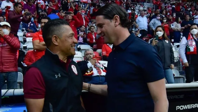 Gerardo Seoane saludando a Nacho Ambriz