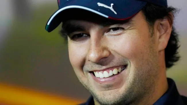 Checo Pérez en un evento con Red Bull