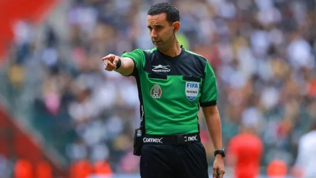 César Arturo Ramos arbitrando en la Liga MX