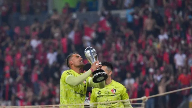 Jugadores de Atlas celebrando en título ante León