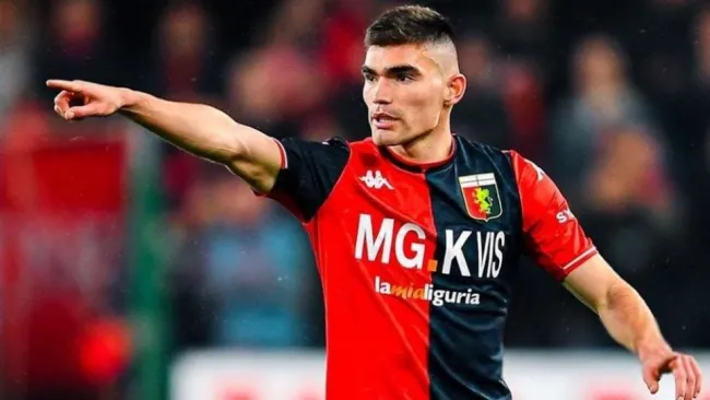 Johan Vásquez durante un partido del Genoa