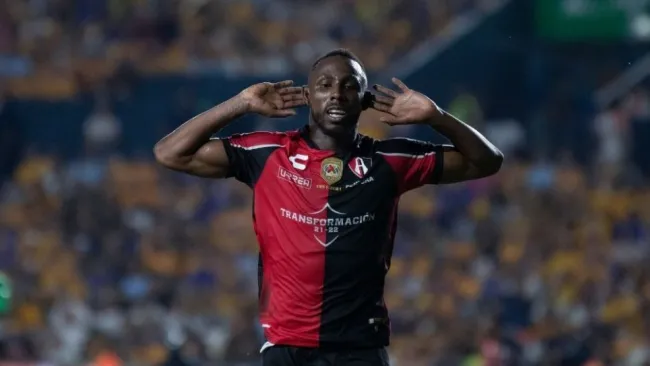 Julián Quiñones festejando un gol