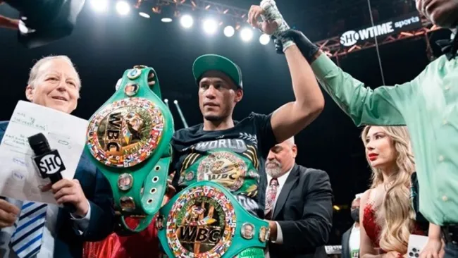 David Benavidez festejando titulo