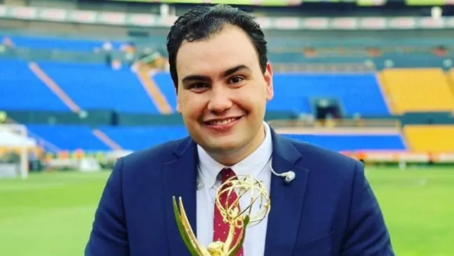 Aldo Farías con un premio
