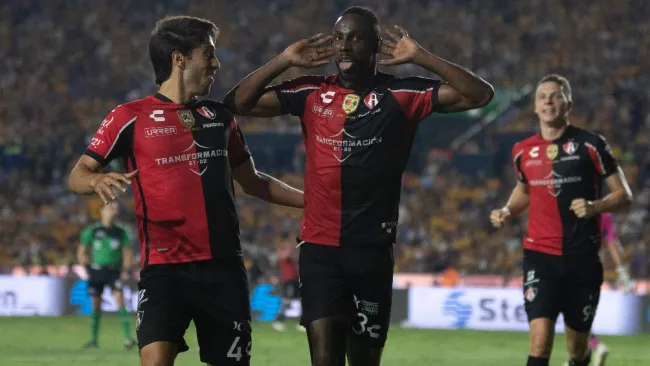 Quiñones festejó con todo su gol en el Universitario