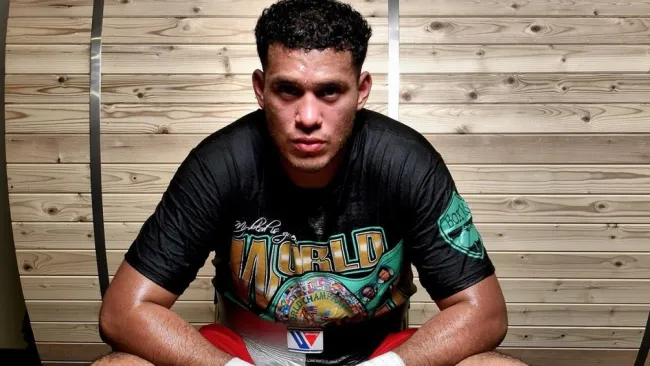 David Benavidez, campeón mundial interino de peso supermediano del CMB