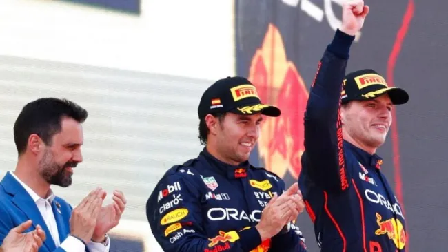 Checo Pérez y Max Verstappen tras subir al podio