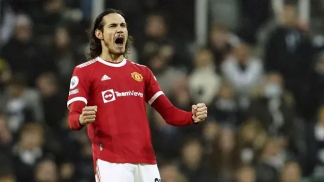 Edinson Cavani festejando un gol