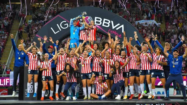 Chivas levantando la copa del Clausura 2022