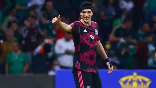 Raúl Jiménez en un partido de México