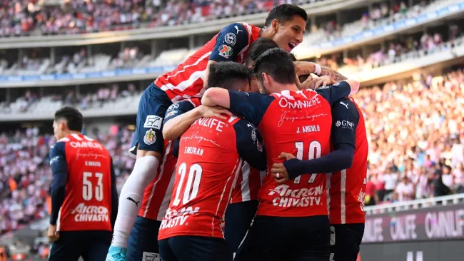 Chivas celebrando un gol 