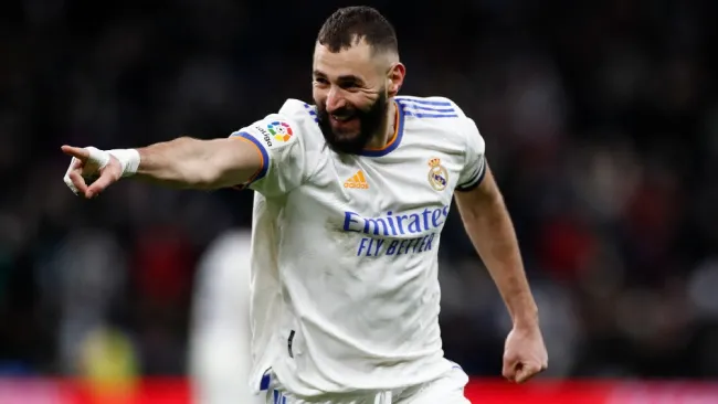 Karim Benzema festejando gol con el Real Madrid en LaLiga