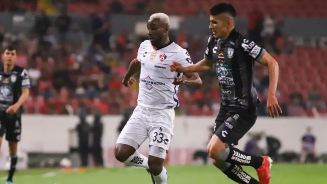 Julián Quiñones durante un partido del Atlas