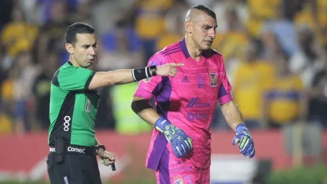 Nahuel Guzmán durante un partido de Tigres