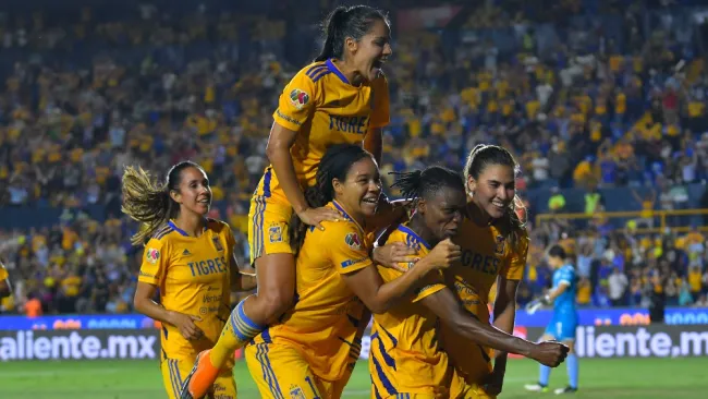 Jugadoras de Tigres celebrando un gol
