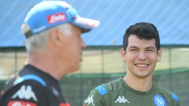 Hirving Lozano en un entrenamiento con el Napoli