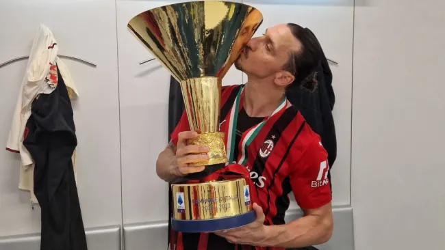 Zlatan Ibrahimovic con el trofeo del Campeón de Italia