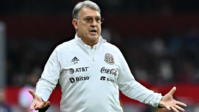 Gerardo Martino dirigiendo partido de la Selección Mexicana