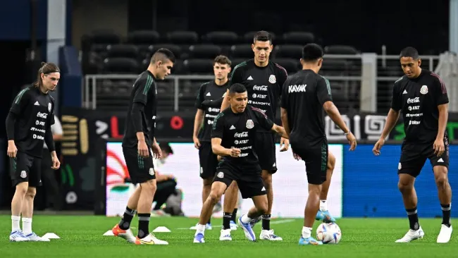 Selección Mexicana entrenando en la cancha del AT&T Stadium